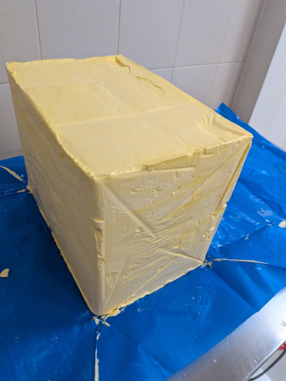 幸運籤餅製作前的無鹽奶油分切秤重工作